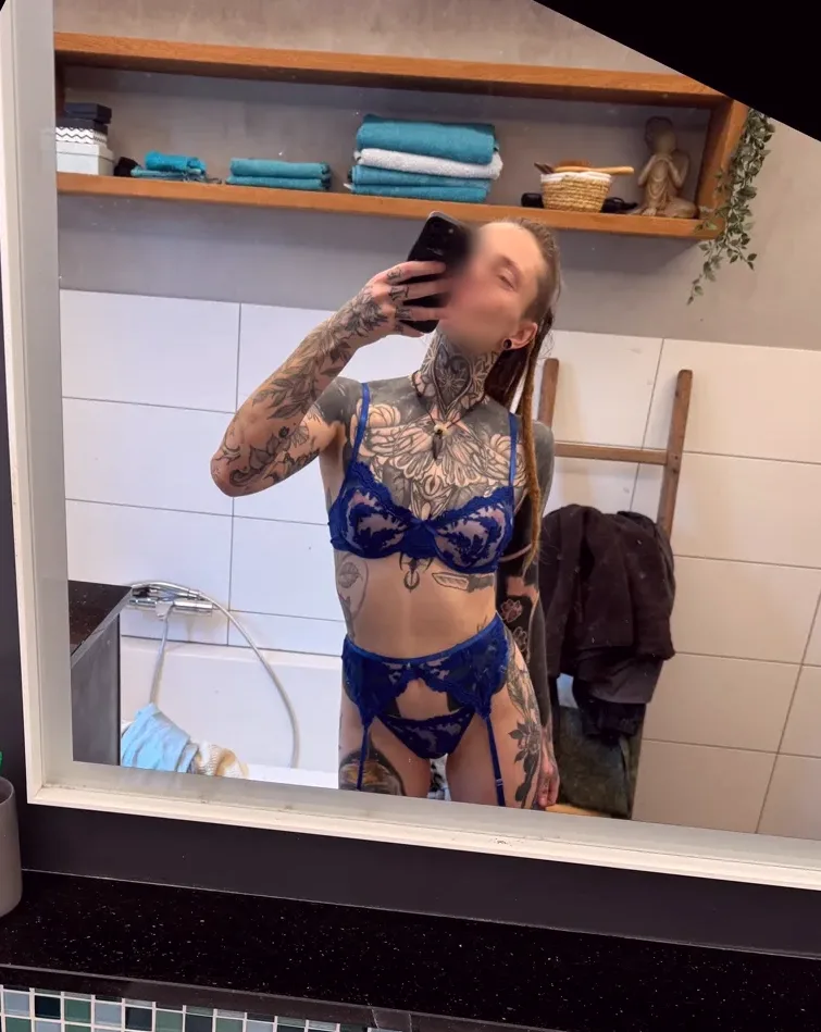 Bouchra, 30